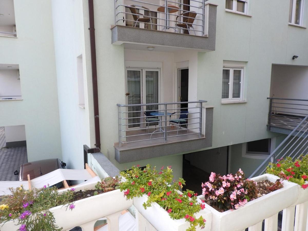 Ruza&Nikolina "1" Apartmani - Baška Voda Exteriör bild