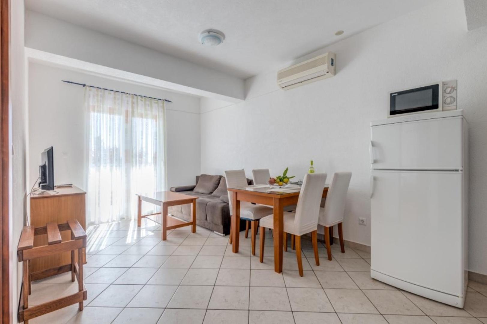 Ruza&Nikolina "1" Apartmani - Baška Voda Exteriör bild