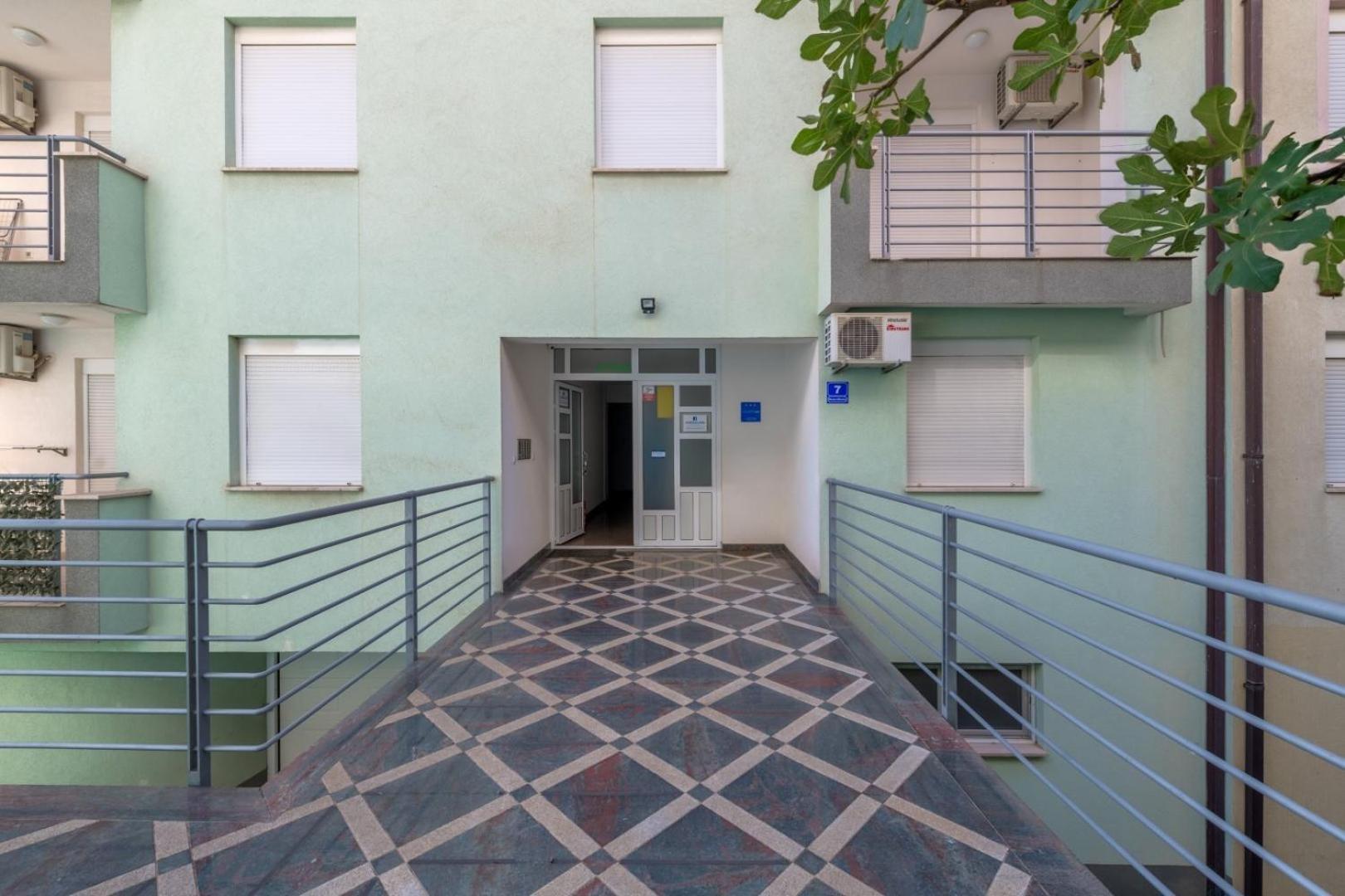 Ruza&Nikolina "1" Apartmani - Baška Voda Exteriör bild