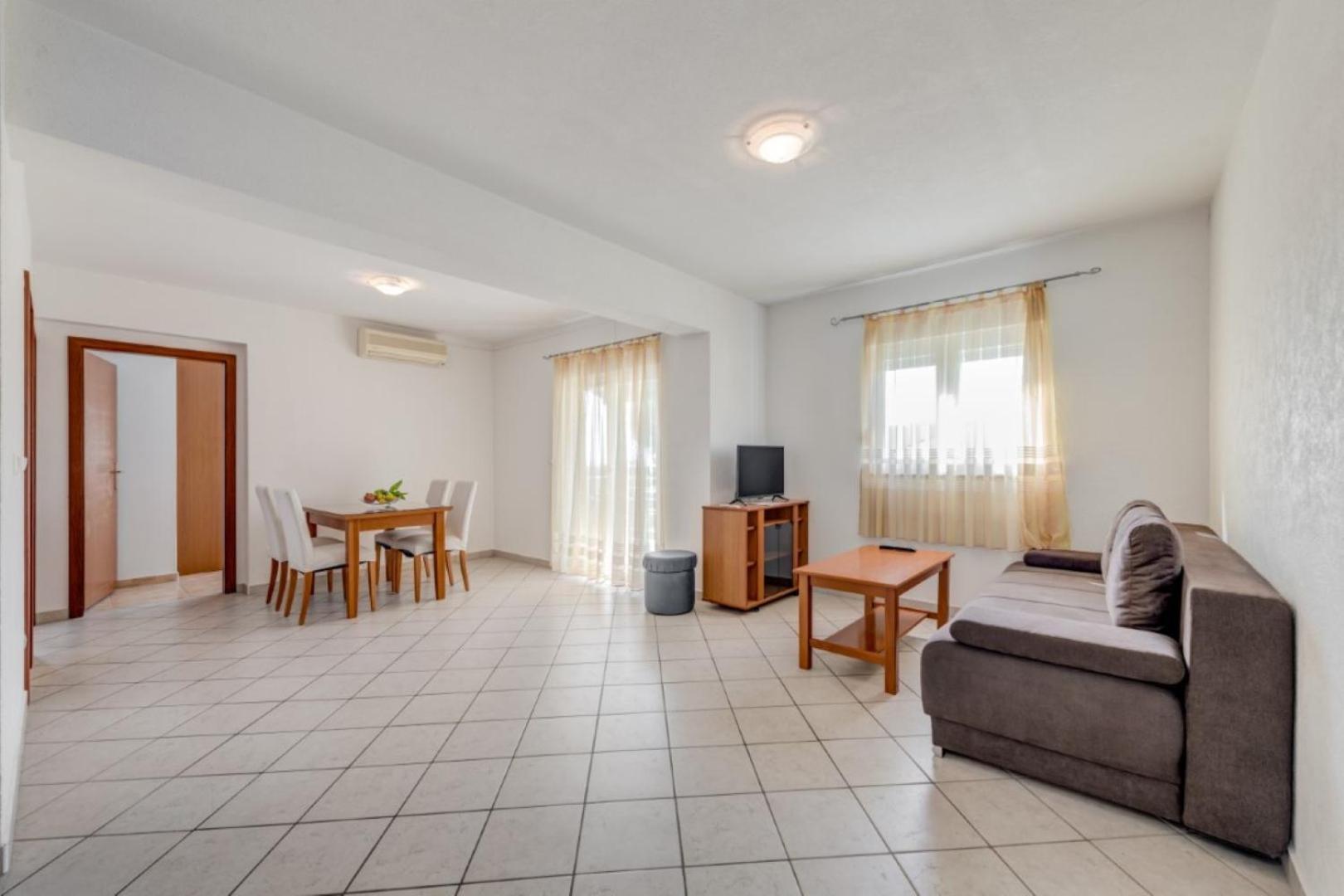 Ruza&Nikolina "1" Apartmani - Baška Voda Exteriör bild