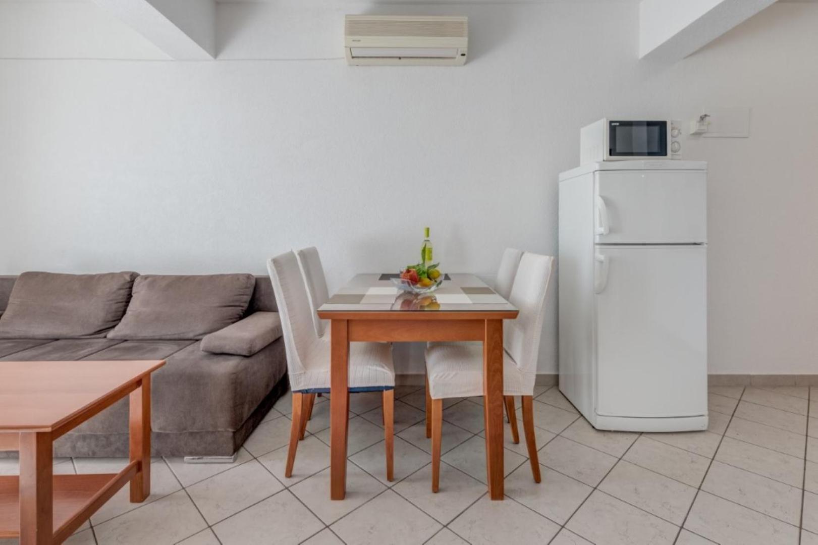 Ruza&Nikolina "1" Apartmani - Baška Voda Exteriör bild