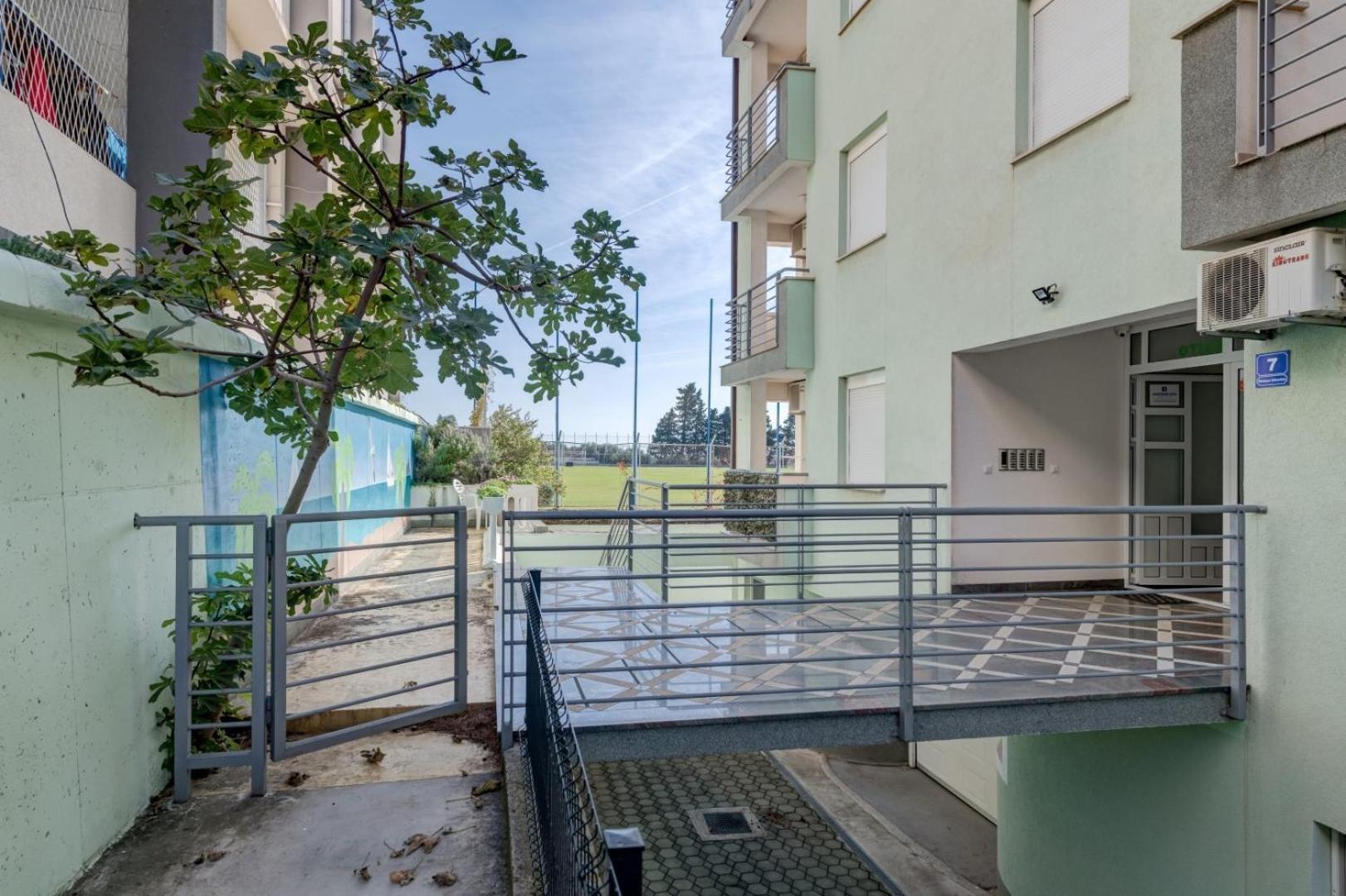 Ruza&Nikolina "1" Apartmani - Baška Voda Exteriör bild