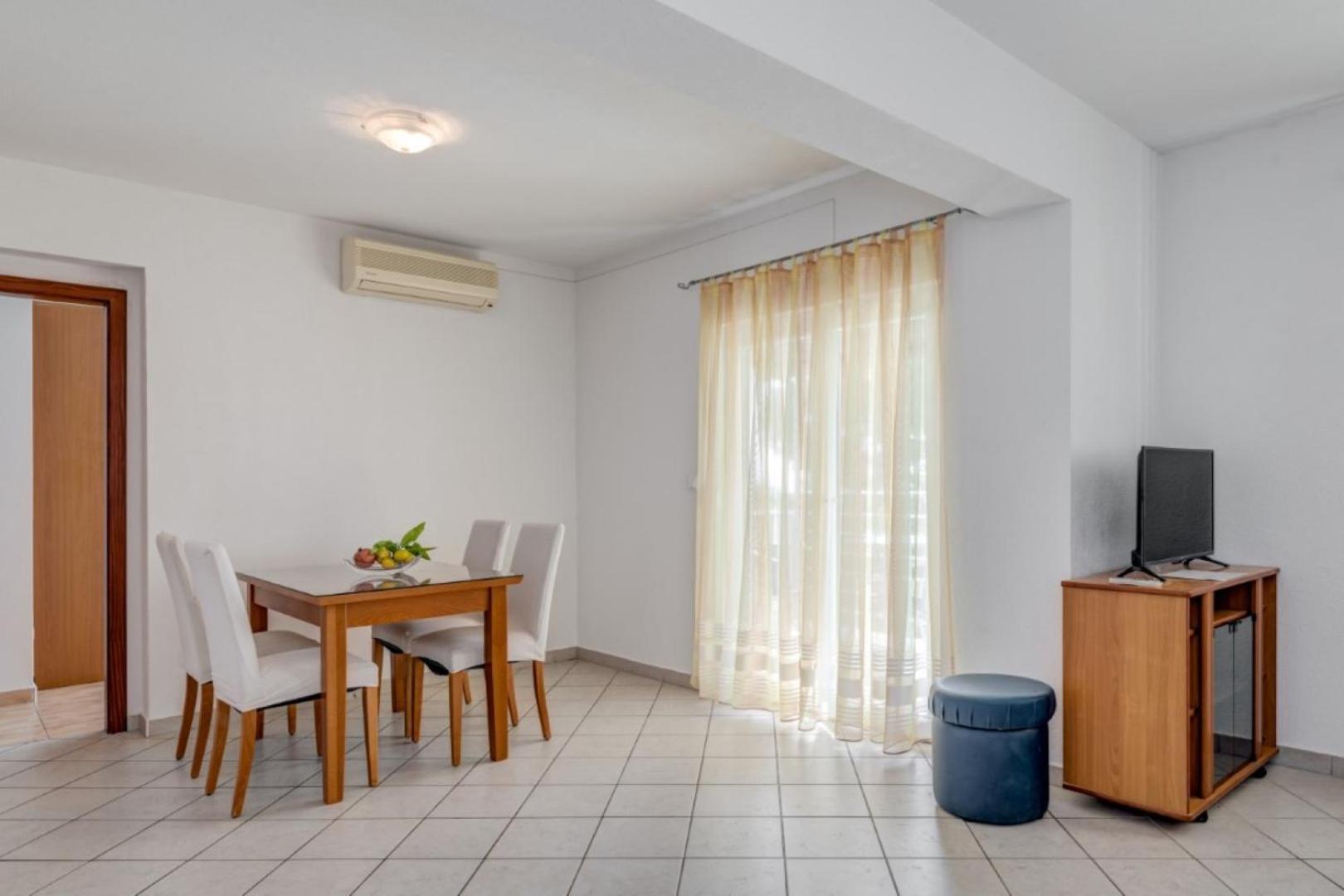 Ruza&Nikolina "1" Apartmani - Baška Voda Exteriör bild