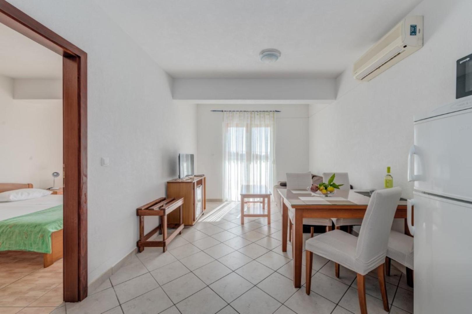 Ruza&Nikolina "1" Apartmani - Baška Voda Exteriör bild