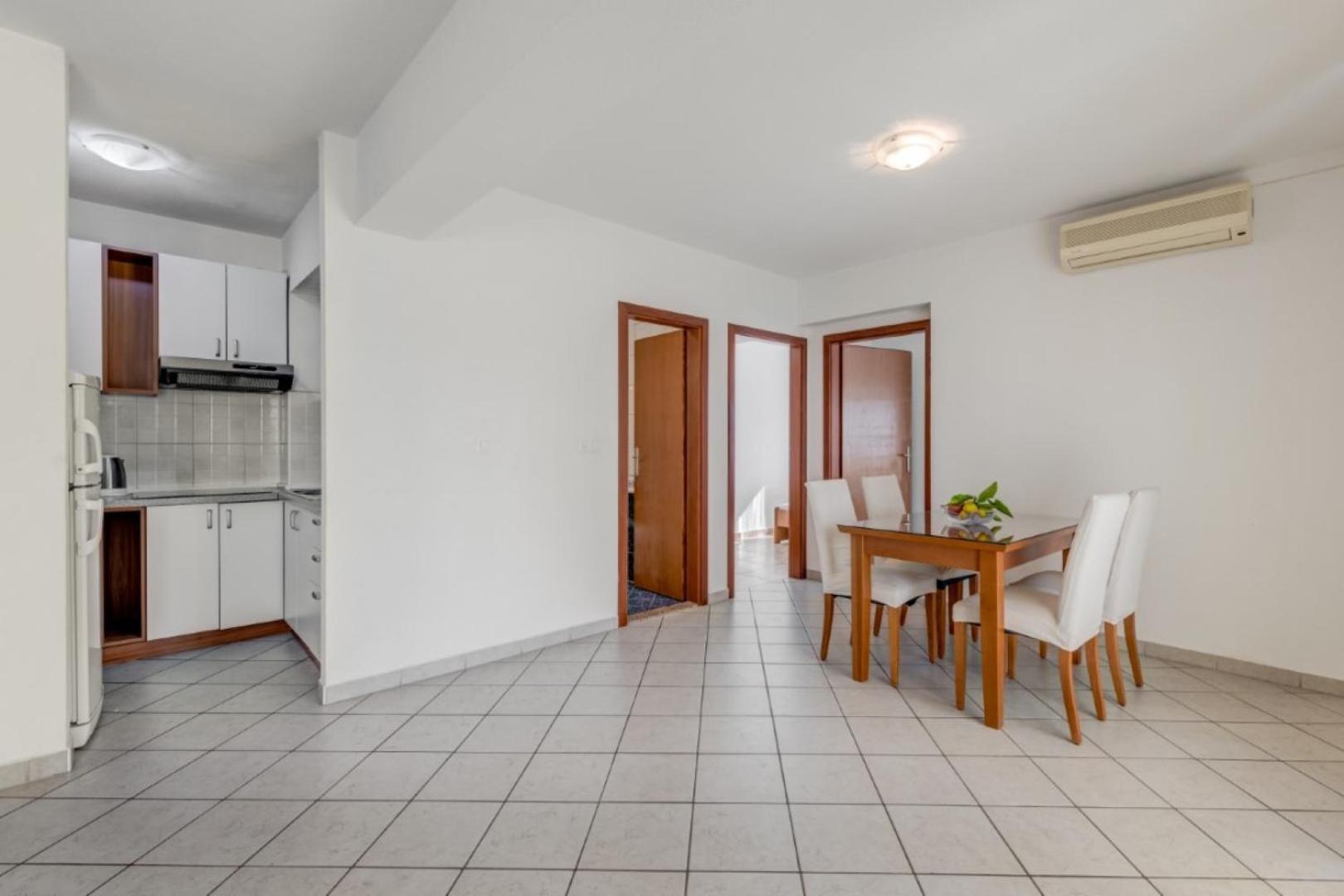 Ruza&Nikolina "1" Apartmani - Baška Voda Exteriör bild